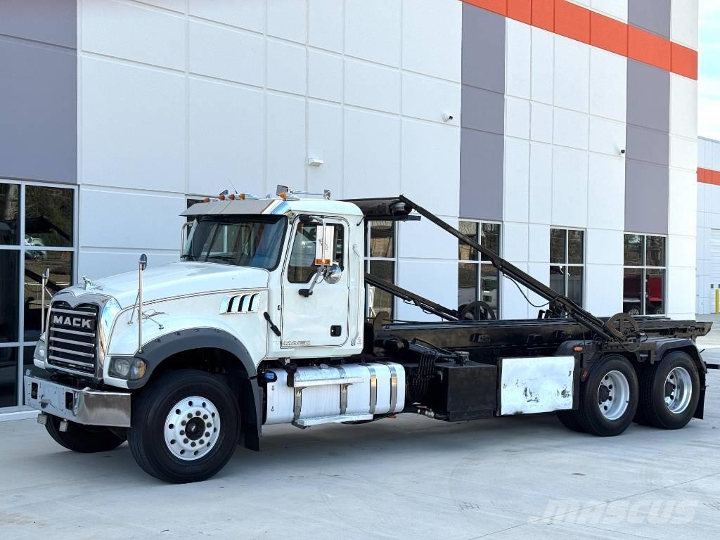 Mack GU713 Cable lift demountable trucks