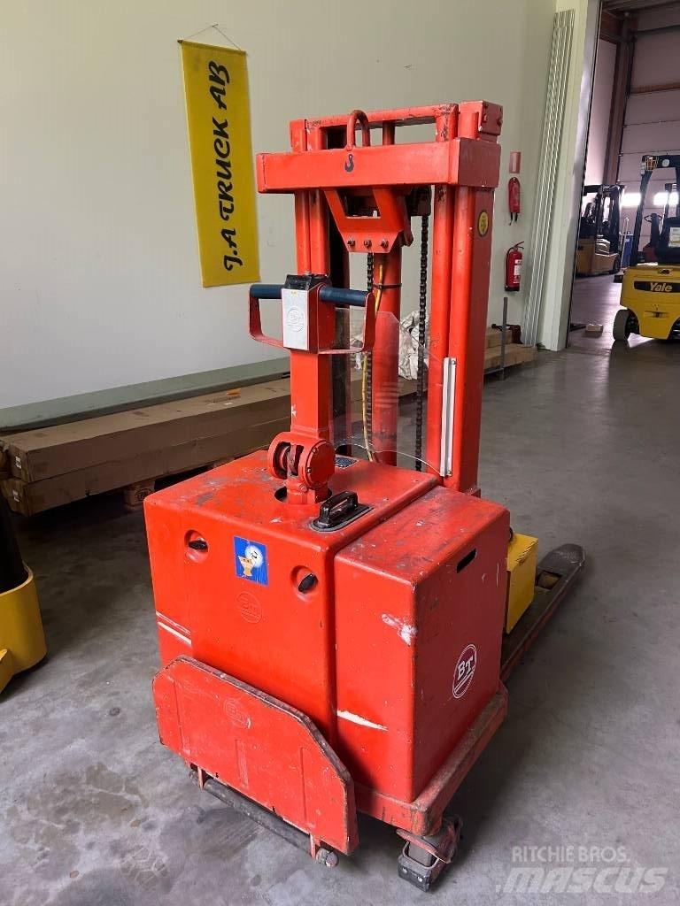 BT LSV1000/7 Pedestrian stacker