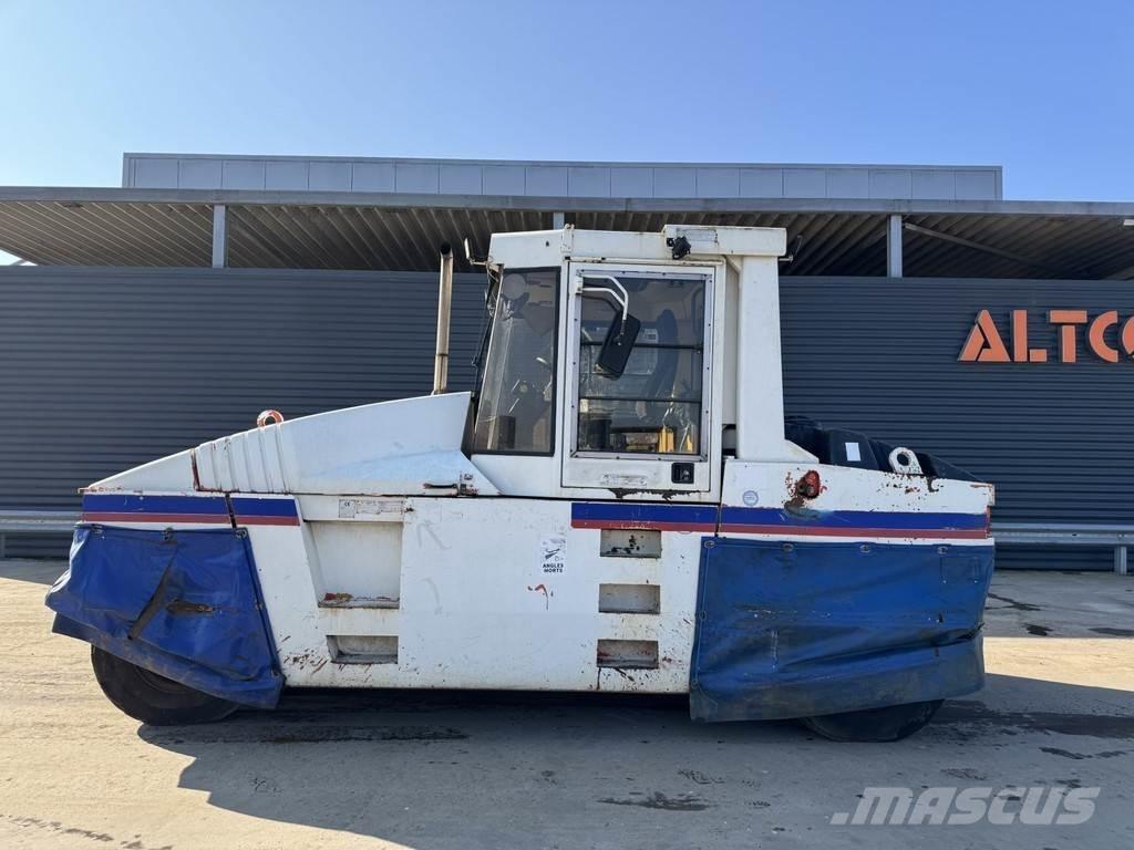 CAT PS-300B Pneumatic tired rollers