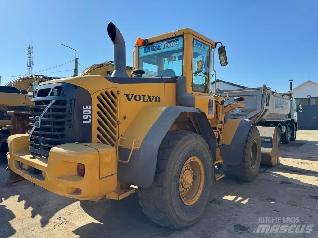 Volvo L 90 E +Mérleg Wheel loaders