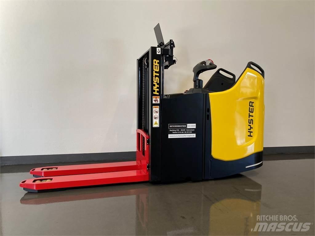 Hyster S2.0SD Pedestrian stacker