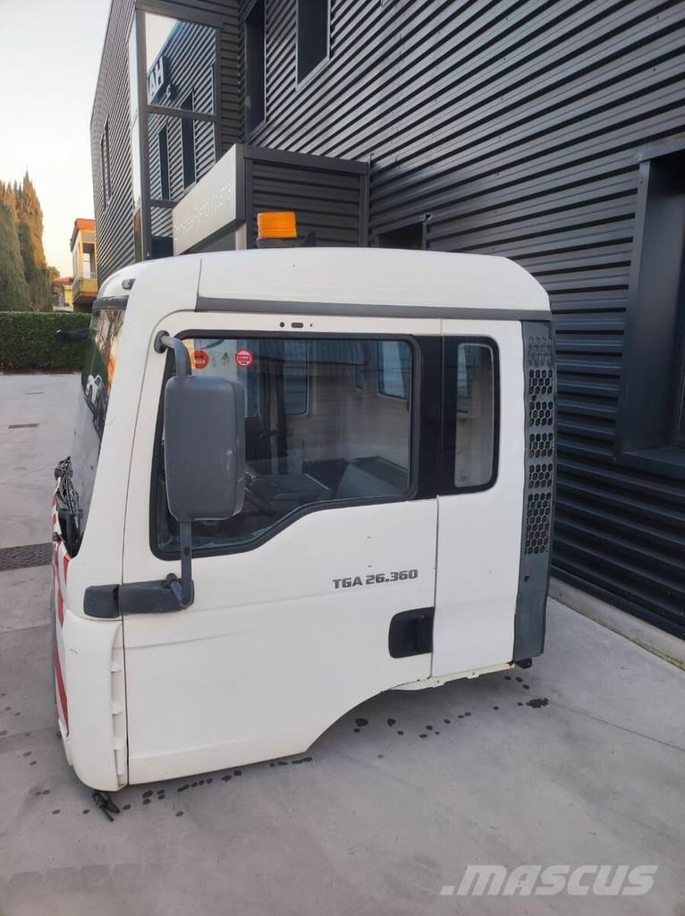 MAN MEDIUM Cabins and interior