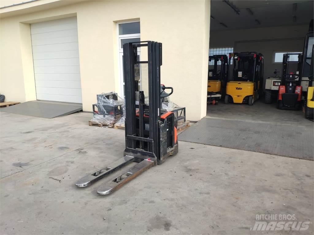 BT SWE120 Pedestrian stacker