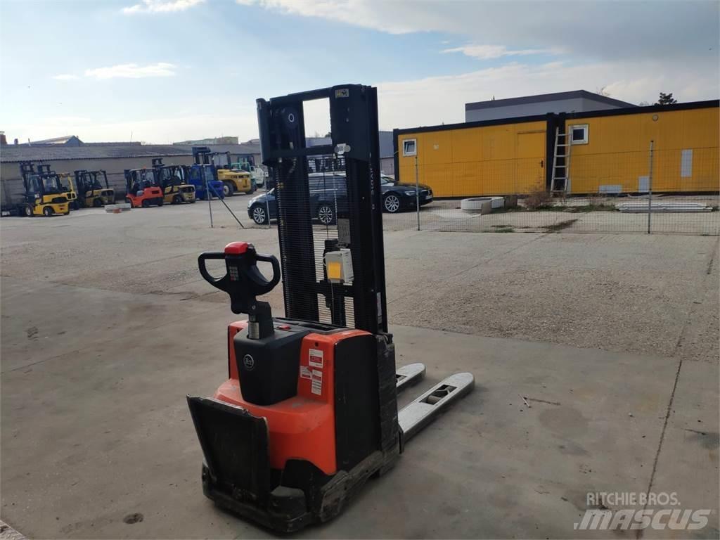 BT SWE120 Pedestrian stacker