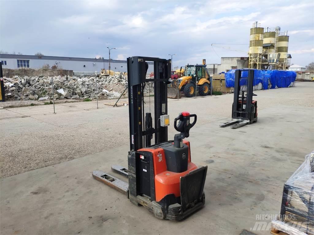 BT SWE120 Pedestrian stacker