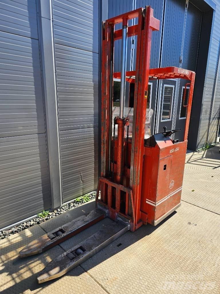 BT RSS 1350 Self propelled stackers