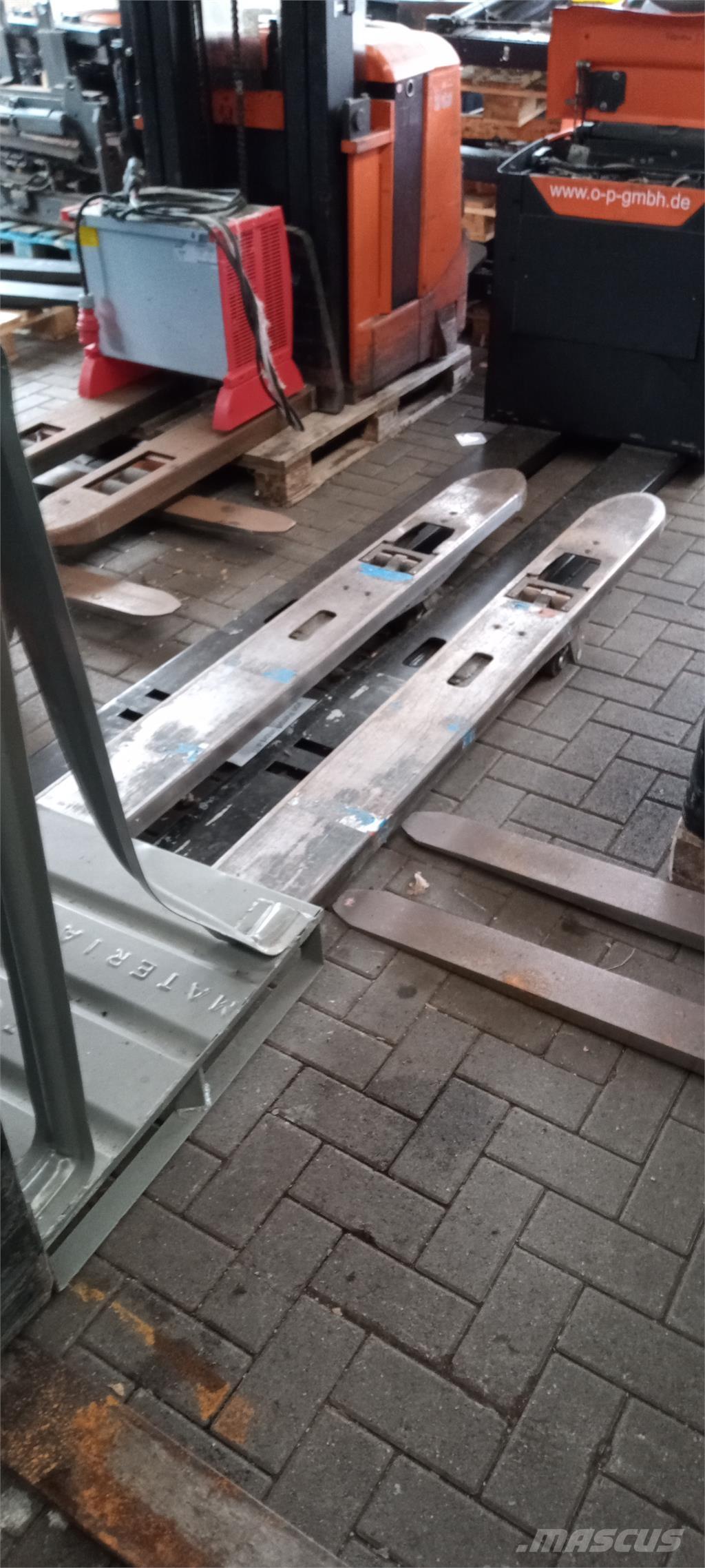 Toyota LPE 250 Pedestrian stacker