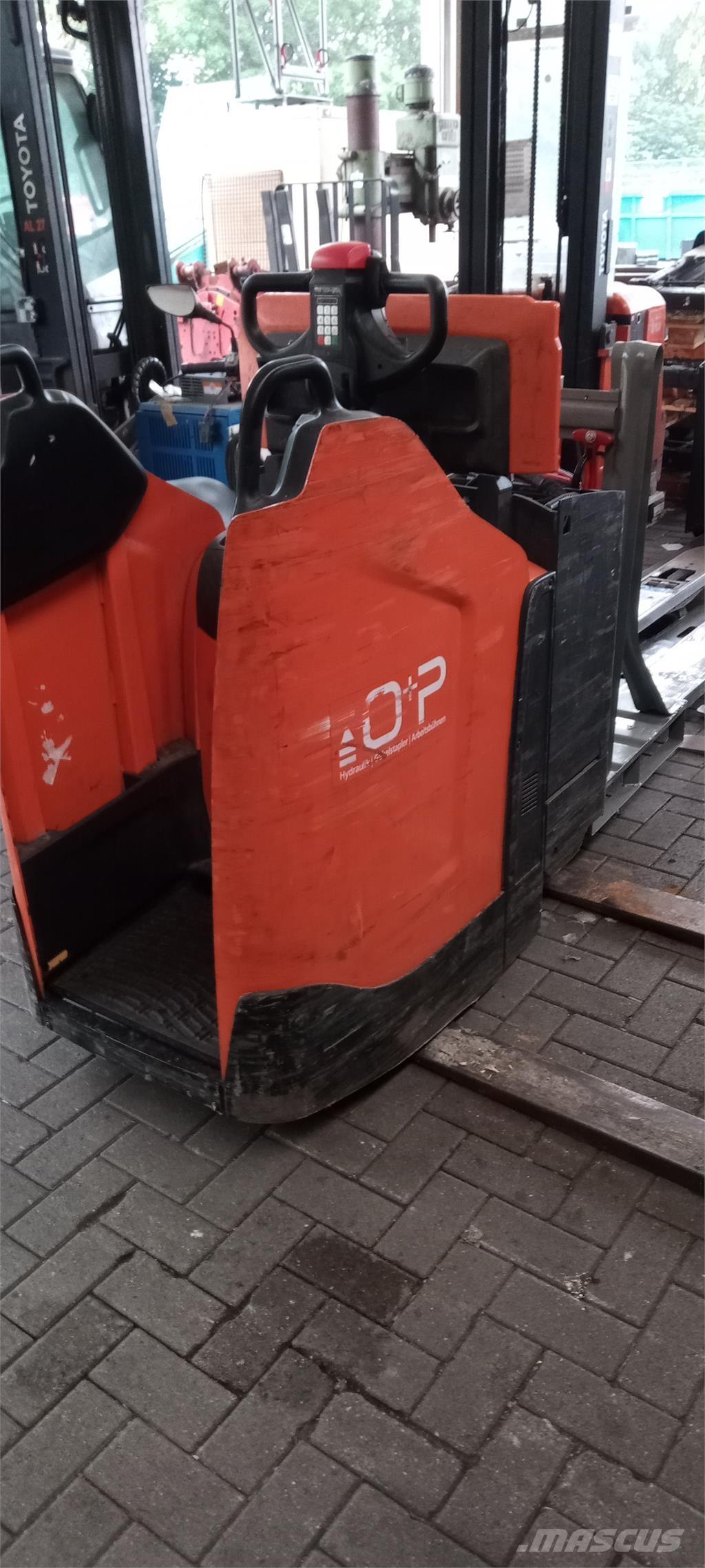 Toyota LPE 250 Pedestrian stacker