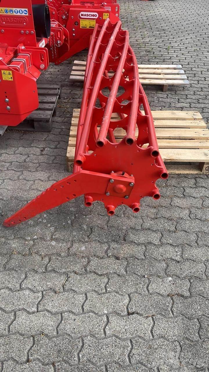Kuhn Maxirohrwalze Towed vibratory rollers