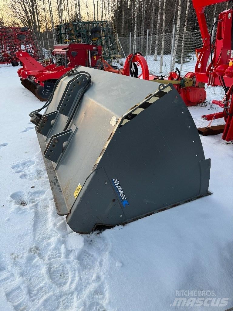 Snowek S2500 Sand and salt spreaders