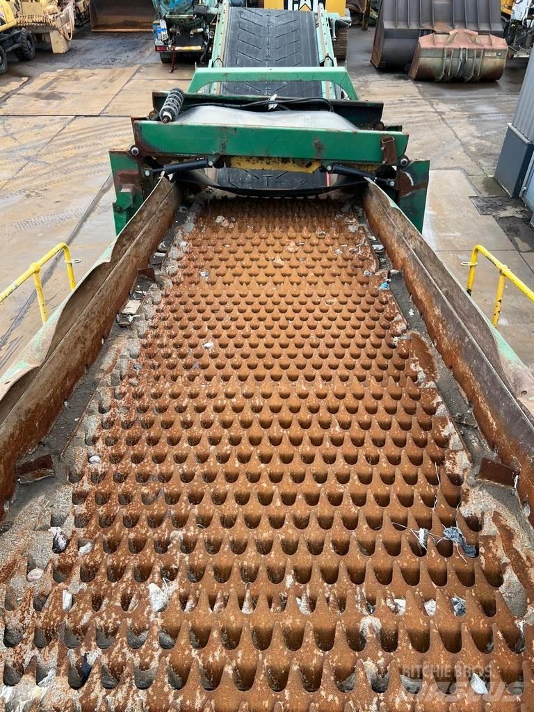 McCloskey R230 Mobile screeners