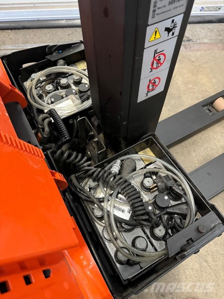 Toyota SWE080L Pedestrian stacker