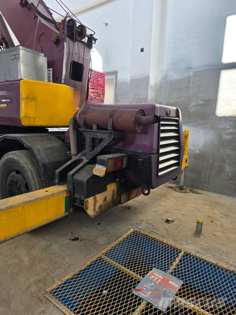 Kato MR 100 Rough terrain cranes