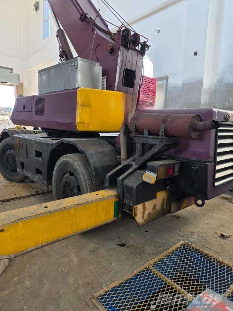 Kato MR 100 Rough terrain cranes