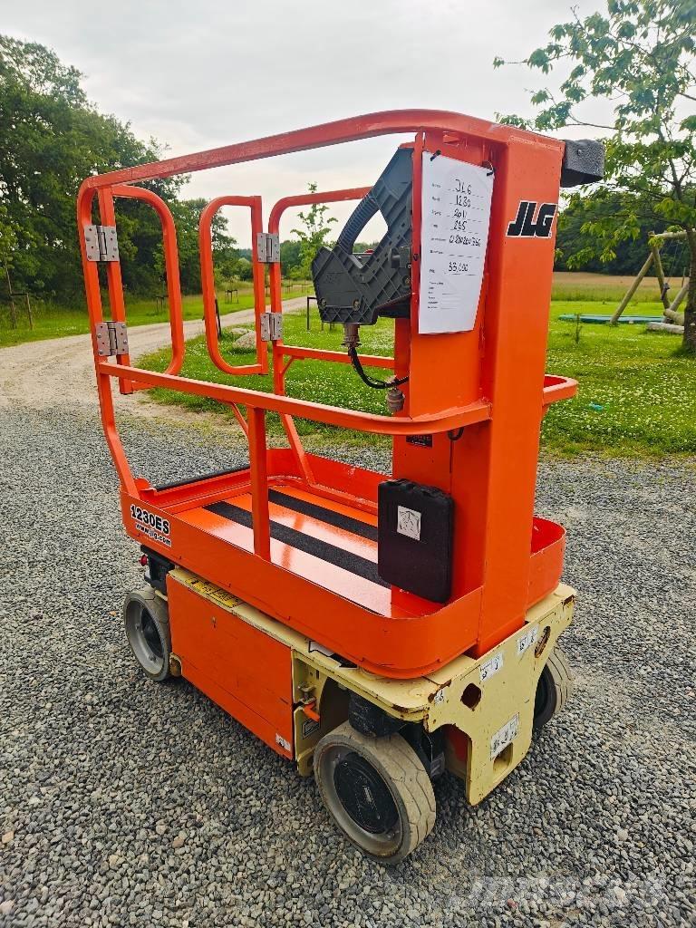 JLG 1230 ES Vertical mast lifts