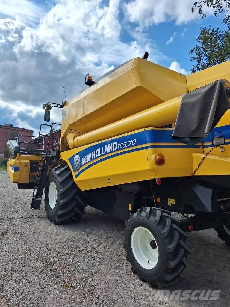 New Holland TC 5.70 Combine harvesters