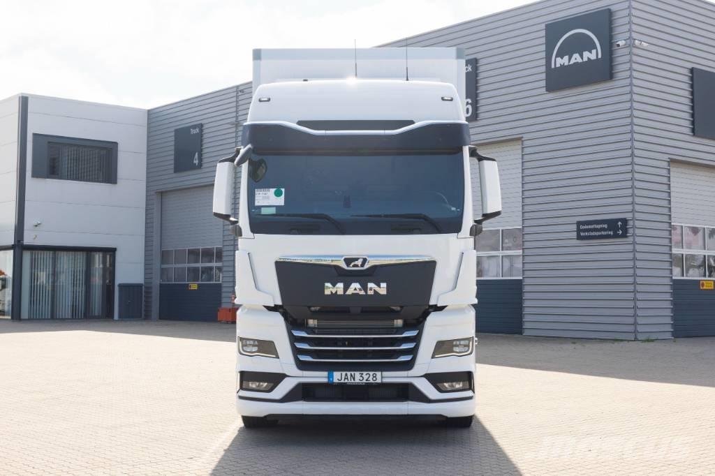 MAN TGX 26.520 6x2-4 Box body trucks