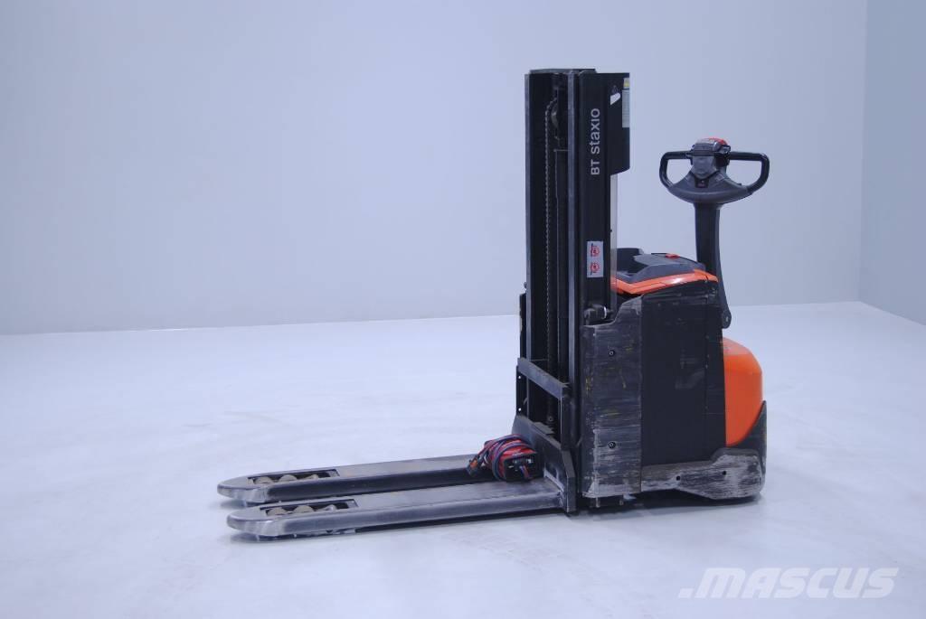 Toyota SWE200D Pedestrian stacker