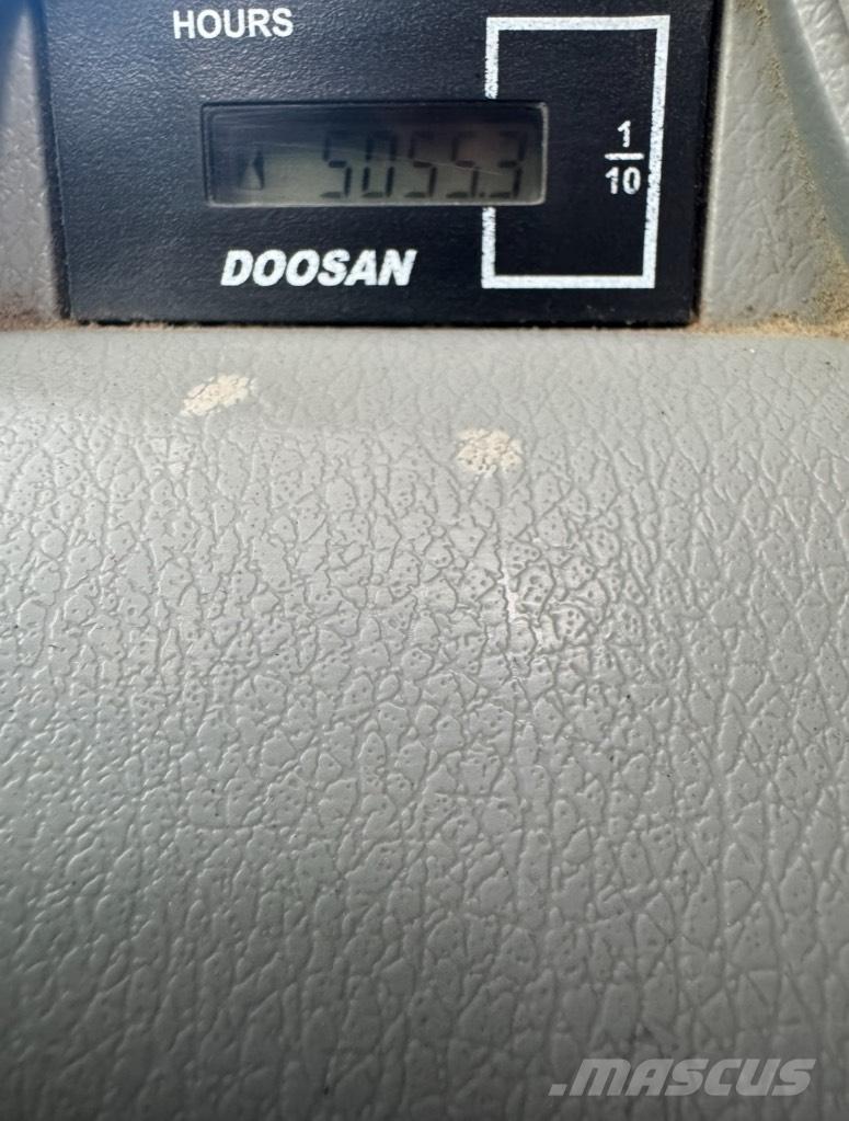Doosan DX 140 W Wheeled excavators