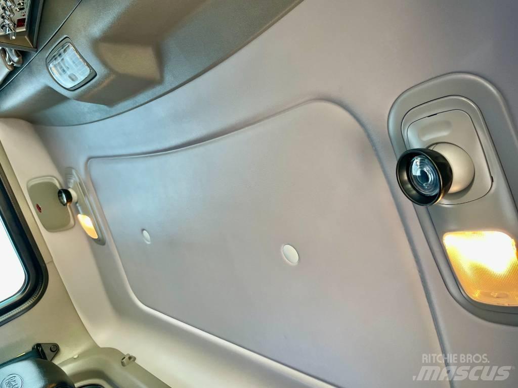 Peterbilt 389 Tractor Units