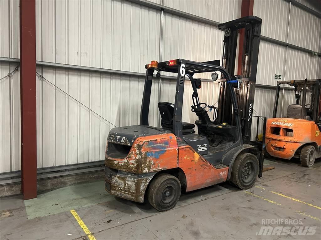 Toyota 02-8FDGF35 Diesel trucks