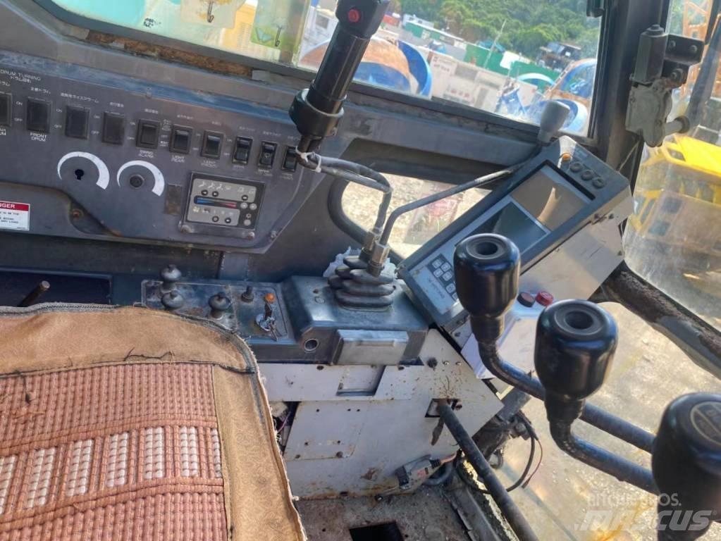 Kobelco CKE 2500 Tracked cranes