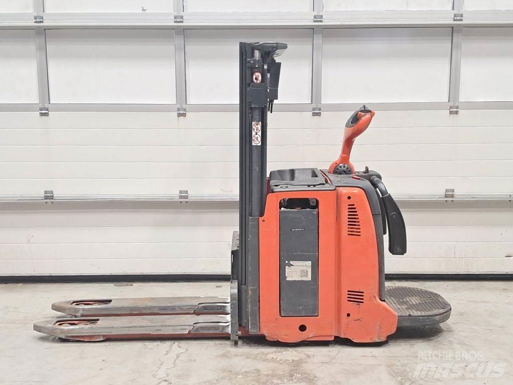 Linde D12 AP Pedestrian stacker