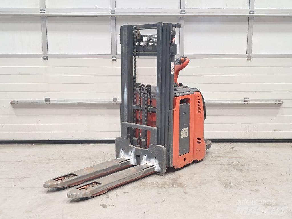 Linde D12 AP Pedestrian stacker