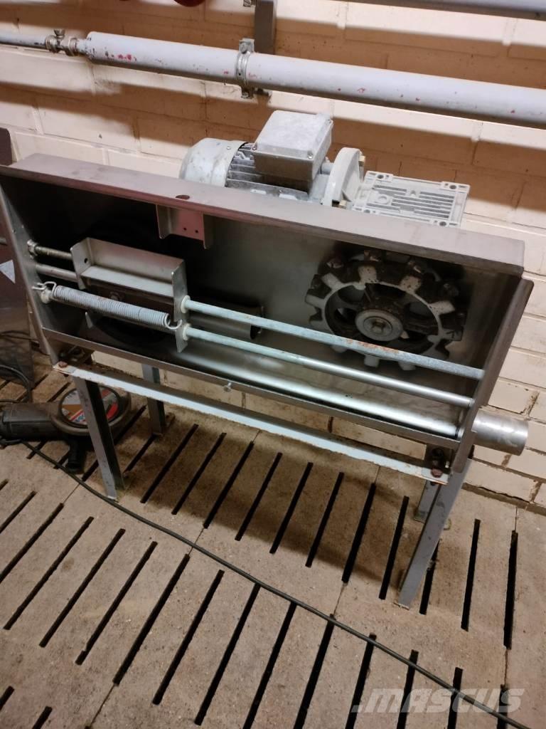 Pellon kuivaruokkija Animal feeders