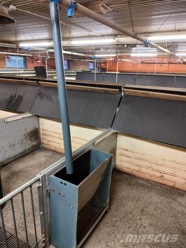 Pellon kuivaruokkija Animal feeders