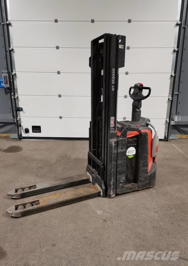 Toyota SPE120L Pedestrian stacker