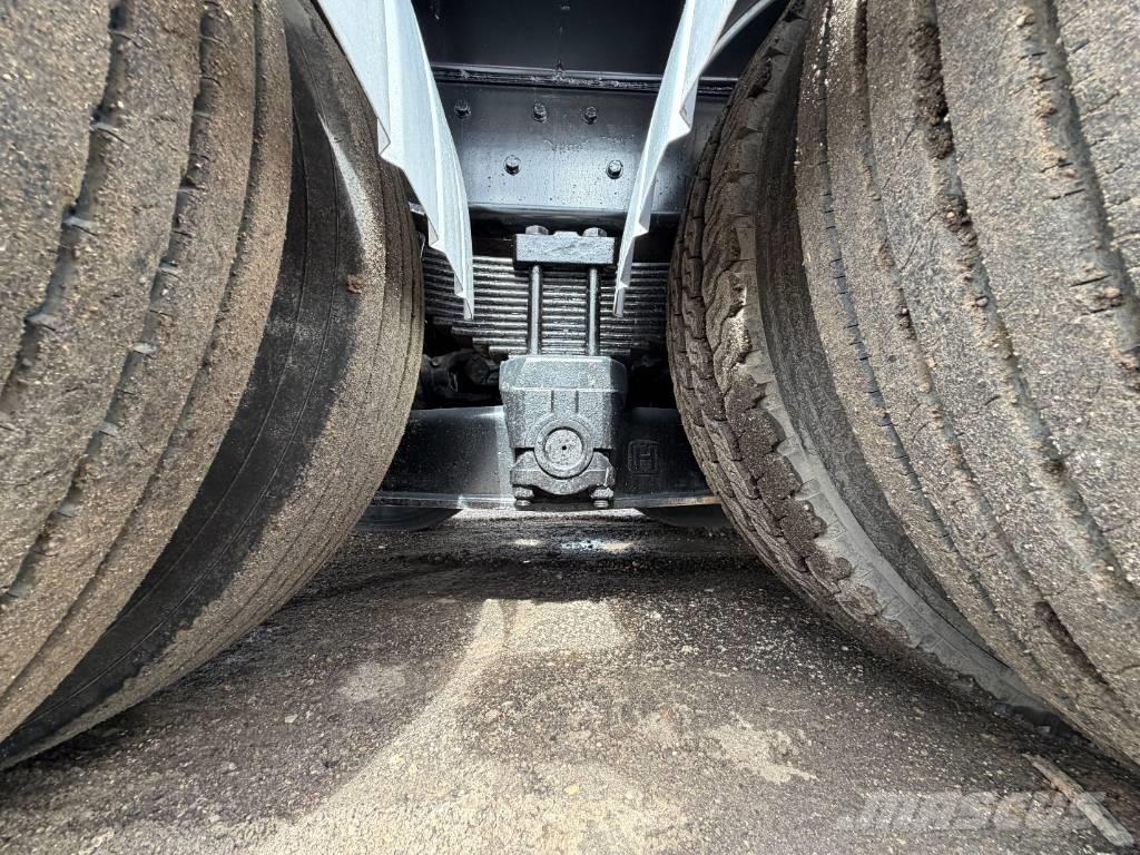 Freightliner 114 SD Combi / vacuum trucks