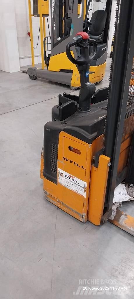 Still EGVS 14 Pedestrian stacker