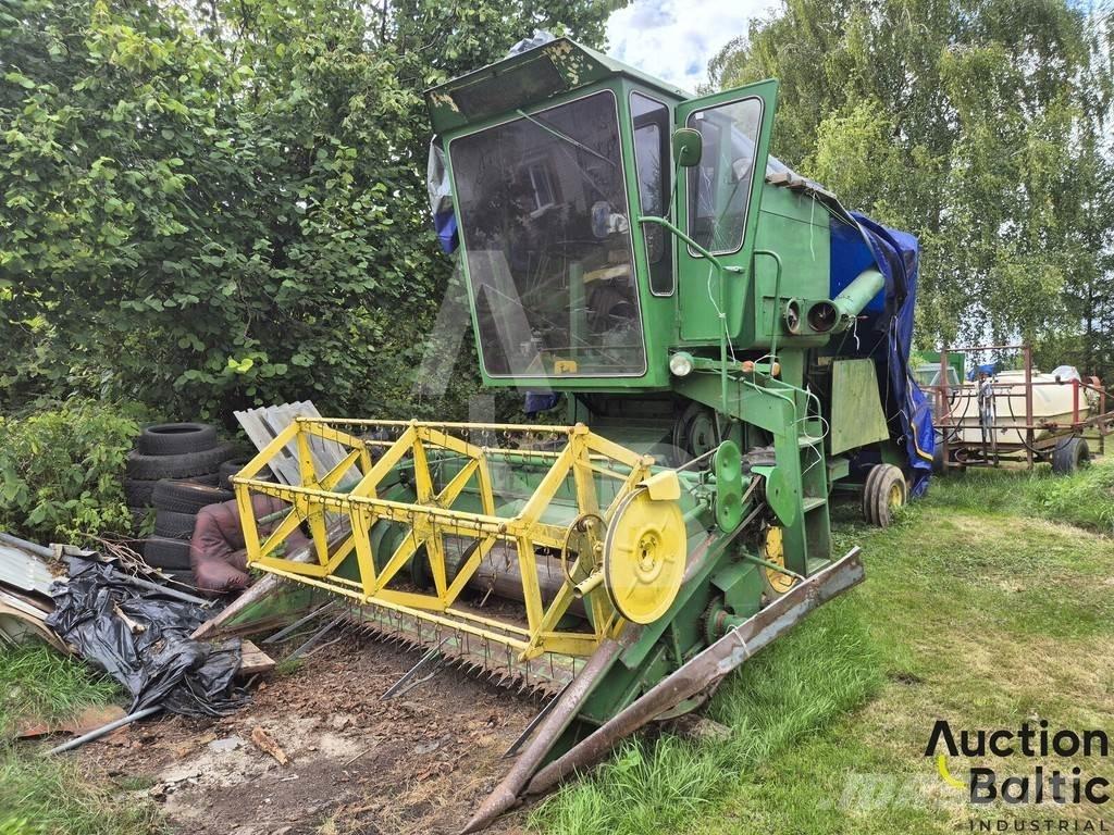 John Deere 935 Combine harvesters
