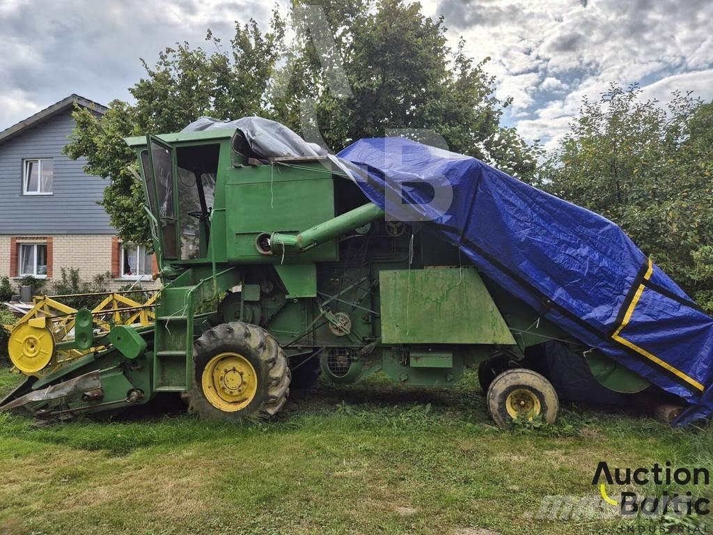 John Deere 935 Combine harvesters