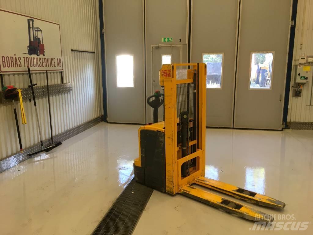 Jungheinrich EJC 212 Pedestrian stacker