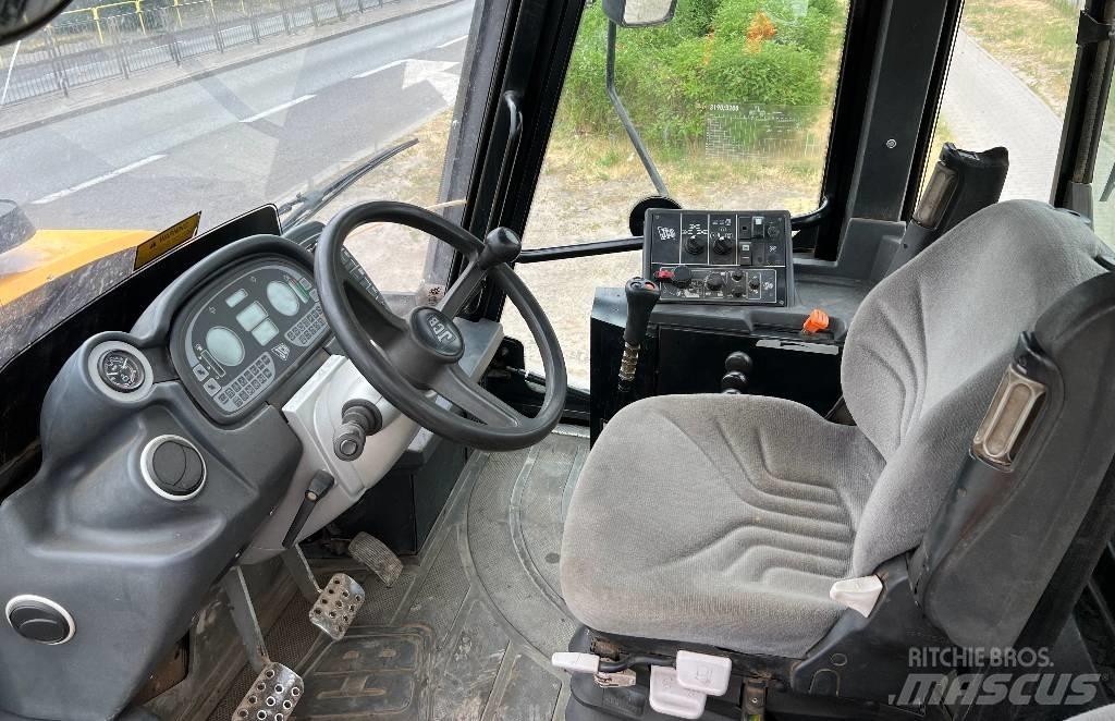 JCB Fastrac 3200 Tractors