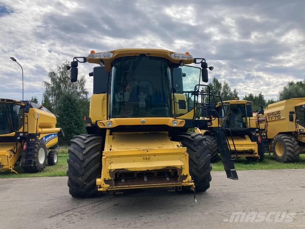 New Holland CX 8070 Combine harvesters