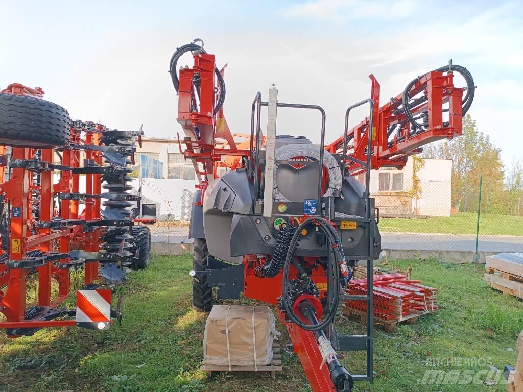 Kuhns Mfg LEXIS Trailed sprayers