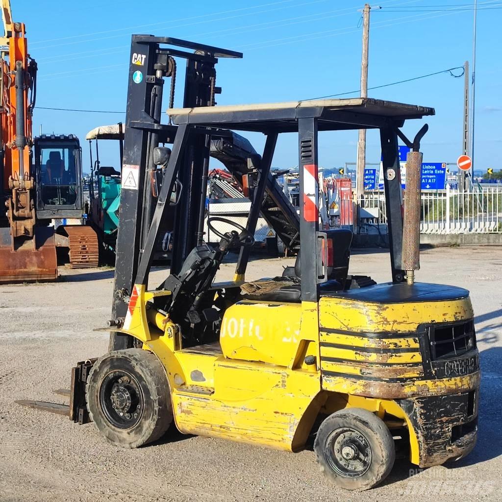 CAT DP 25 Diesel trucks