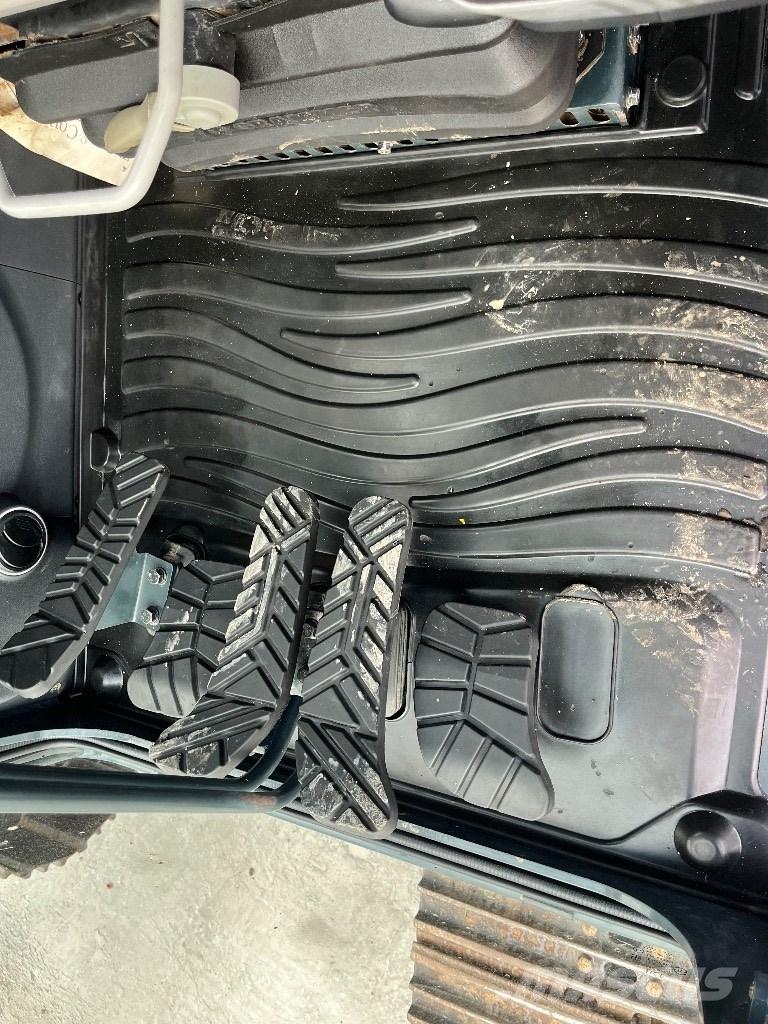 Hyundai HX140L Crawler excavators