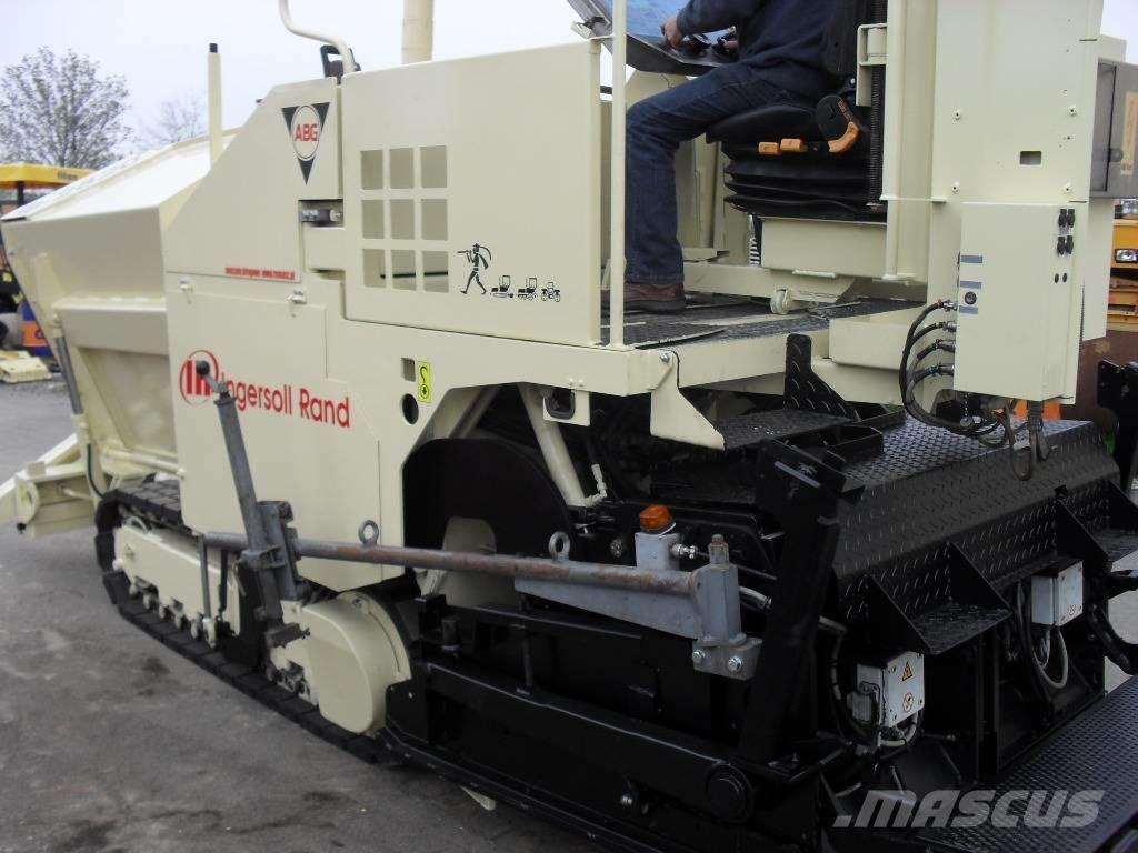 ABG Titan 2820 Asphalt pavers