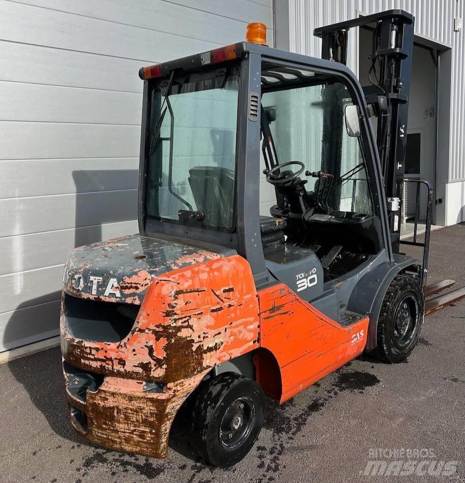 Toyota 8 FDF 30 Diesel trucks