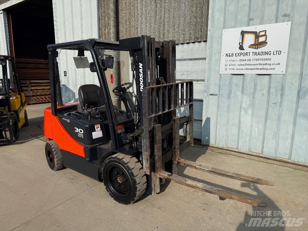 Doosan D 30 Diesel trucks