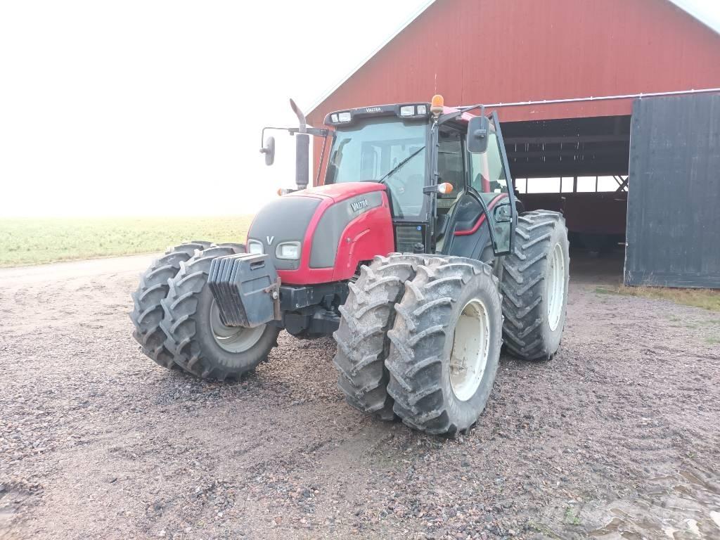 Valtra N 141 Tractors