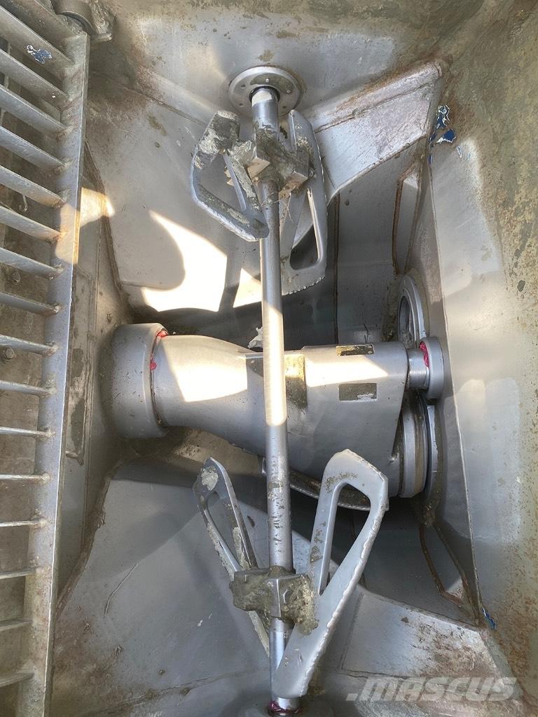 Putzmeister (#190) 31M Concrete pump trucks
