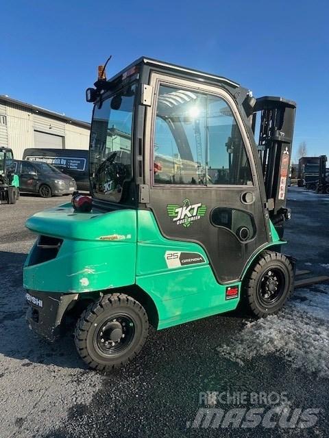 Mitsubishi FD25N3 Diesel trucks