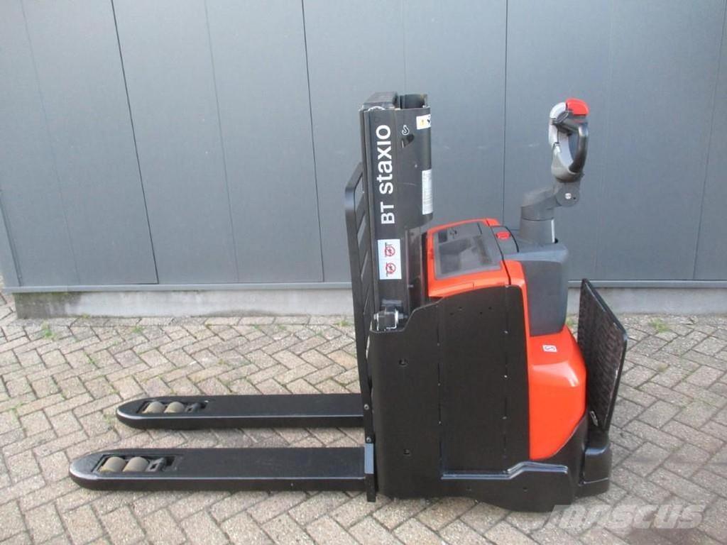 BT SWE 200D Pedestrian stacker