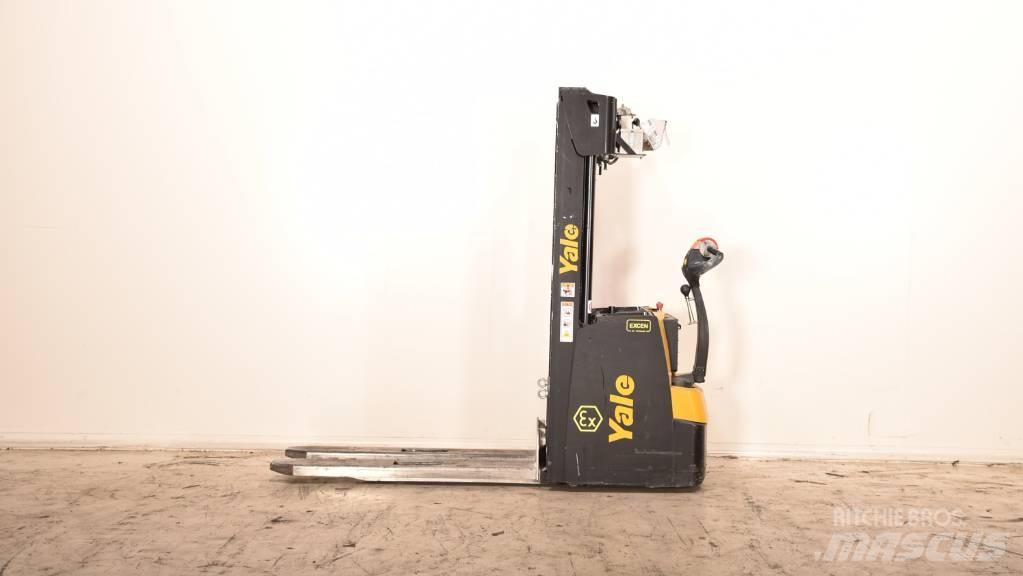 Yale MS20 Pedestrian stacker