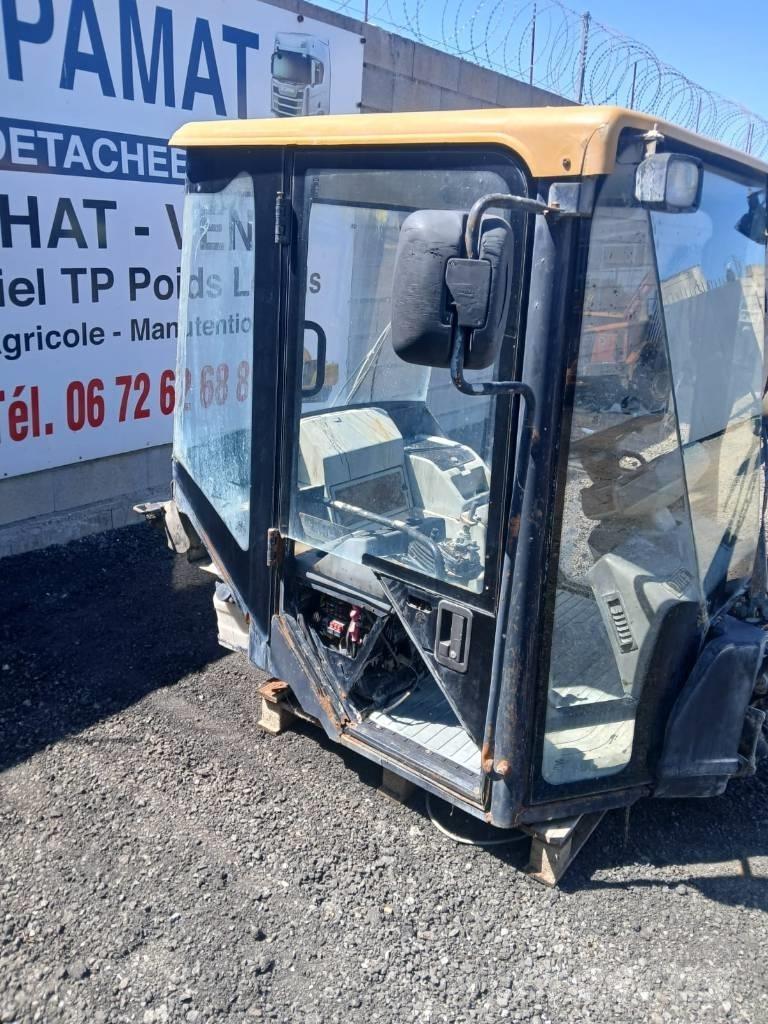 CAT 906 Cabins and interior